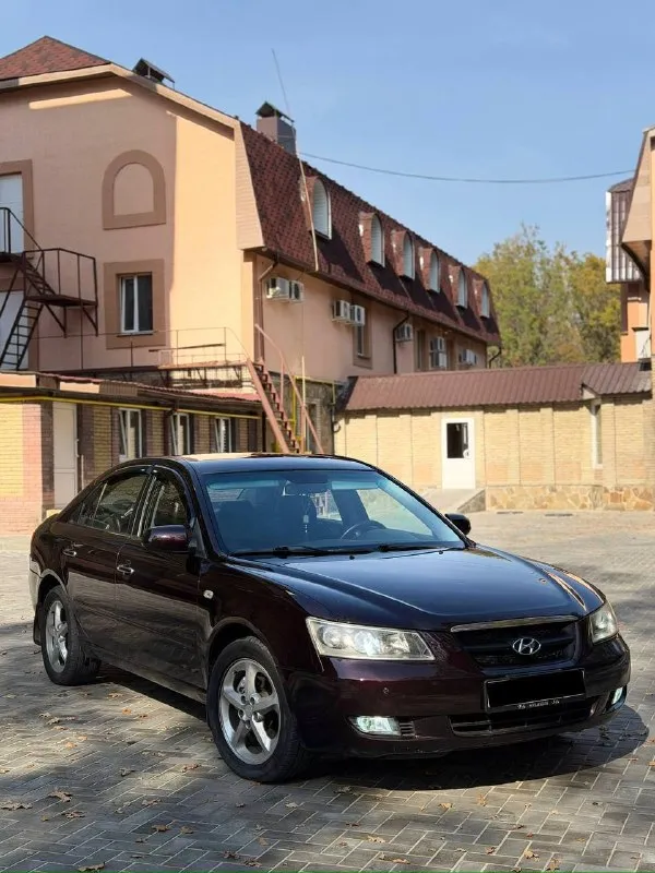 Hyundai sonata 2007 | 2.4 бензин | автомат
Продаётся комфортный и вместительный hyundai sonata в максимальной комплектации.
Двигатель 2.4 бензин работает ровно, не дымит и не троит. Автоматическая коробка переключает плавно, без пинков. Автомобиль в хорошем техническом состоянии, едет уверенно, отлично подойдёт как для повседневной езды, так и для дальних поездок.
Салон кожаный, просторный и комфортный. Богатая комплектация, удобная посадка и вместительный багажник делают автомобиль отличным вариантом за свои деньги.
Цена: 670.000 ₽
Возможен обмен. Звоните или пишите, отвечу на интересующие вопросы.
+7 949 374-95-82
📞 Звоните: +7(949)7425398 - фотография - 4