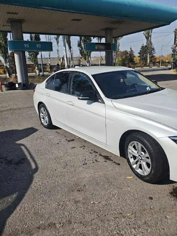 Bmw 3-series (f30) рестайлинг, 2017 г. | 1.5 at (136 л. С. ) | 98 000 км
Продаю любимый и ухоженный автомобиль в отличном состоянии. Машина дарит яркие эмоции от вождения: фирменная управляемость bmw, отличная динамика в городе и комфортная подвеска при небольшом расходе топлива.

📌 Техническое состояние:
Автомобиль полностью обслужен и не требует никаких вложений — сел и поехал.
• Заменено моторное масло и фильтры;
• Установлены новые передние стойки;
• Заменены тормозные колодки в круг;
• Проведена полная ревизия ходовой части и расходников.
Двигатель b38 и коробка работают идеально, без нареканий и ошибок.

📌 Кузов и салон:
• Салон чистый, ухоженный, без посторонних запахов.
• По кузову есть естественные мелкие следы эксплуатации (небольшие сколы от трассы), ничего критичного.
💰 Цена: 1 900 000 ₽ 
Возможен обмен с вашей доплатой.
🤝 Торг: разумный и обоснованный торг у капота с реальным покупателем.  
Территориально горловка.
+79493500184 - фотография - 2