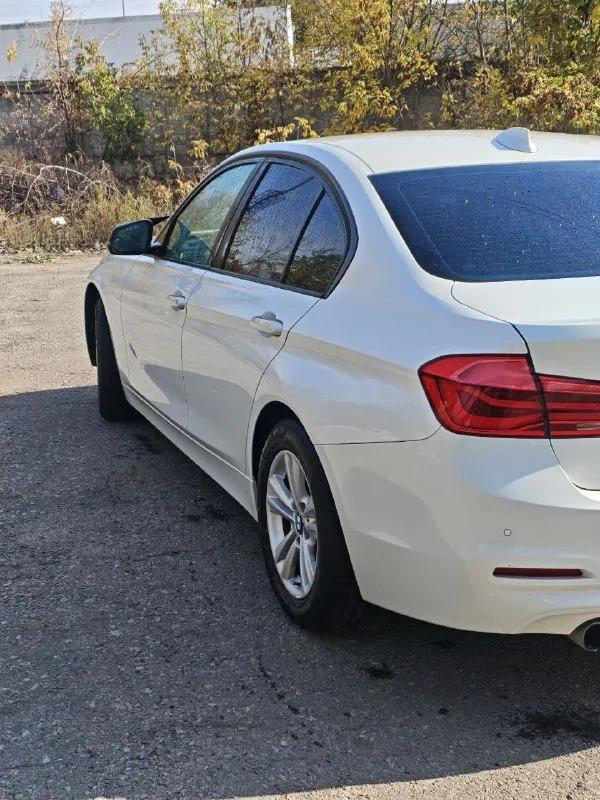 Bmw 3-series (f30) рестайлинг, 2017 г. | 1.5 at (136 л. С. ) | 98 000 км
Продаю любимый и ухоженный автомобиль в отличном состоянии. Машина дарит яркие эмоции от вождения: фирменная управляемость bmw, отличная динамика в городе и комфортная подвеска при небольшом расходе топлива.

📌 Техническое состояние:
Автомобиль полностью обслужен и не требует никаких вложений — сел и поехал.
• Заменено моторное масло и фильтры;
• Установлены новые передние стойки;
• Заменены тормозные колодки в круг;
• Проведена полная ревизия ходовой части и расходников.
Двигатель b38 и коробка работают идеально, без нареканий и ошибок.

📌 Кузов и салон:
• Салон чистый, ухоженный, без посторонних запахов.
• По кузову есть естественные мелкие следы эксплуатации (небольшие сколы от трассы), ничего критичного.
💰 Цена: 1 900 000 ₽ 
Возможен обмен с вашей доплатой.
🤝 Торг: разумный и обоснованный торг у капота с реальным покупателем.  
Территориально горловка.
+79493500184 - фотография - 3