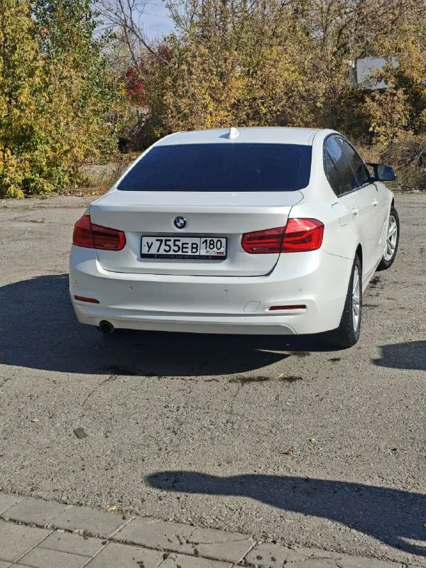 Bmw 3-series (f30) рестайлинг, 2017 г. | 1.5 at (136 л. С. ) | 98 000 км
Продаю любимый и ухоженный автомобиль в отличном состоянии. Машина дарит яркие эмоции от вождения: фирменная управляемость bmw, отличная динамика в городе и комфортная подвеска при небольшом расходе топлива.

📌 Техническое состояние:
Автомобиль полностью обслужен и не требует никаких вложений — сел и поехал.
• Заменено моторное масло и фильтры;
• Установлены новые передние стойки;
• Заменены тормозные колодки в круг;
• Проведена полная ревизия ходовой части и расходников.
Двигатель b38 и коробка работают идеально, без нареканий и ошибок.

📌 Кузов и салон:
• Салон чистый, ухоженный, без посторонних запахов.
• По кузову есть естественные мелкие следы эксплуатации (небольшие сколы от трассы), ничего критичного.
💰 Цена: 1 900 000 ₽ 
Возможен обмен с вашей доплатой.
🤝 Торг: разумный и обоснованный торг у капота с реальным покупателем.  
Территориально горловка.
+79493500184 - фотография - 4