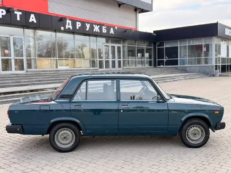 Продам ваз2107 2005год 1.5 20.600пробега ходовка вся новая стойки газа масляные 4новых усилиных шаровых все резинки новые масло в двигателе новое коробка мотор на твёрдую 5. Мы одни хозяева с автосалона любой вид оформления проблем нету не каких все остальные вопросы по телефону звоните в любое время!! +79495383298 230.000₽торг - фотография - 2