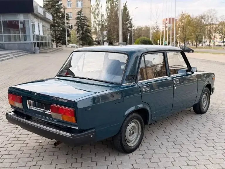 Продам ваз2107 2005год 1.5 20.600пробега ходовка вся новая стойки газа масляные 4новых усилиных шаровых все резинки новые масло в двигателе новое коробка мотор на твёрдую 5. Мы одни хозяева с автосалона любой вид оформления проблем нету не каких все остальные вопросы по телефону звоните в любое время!! +79495383298 230.000₽торг - фотография - 3