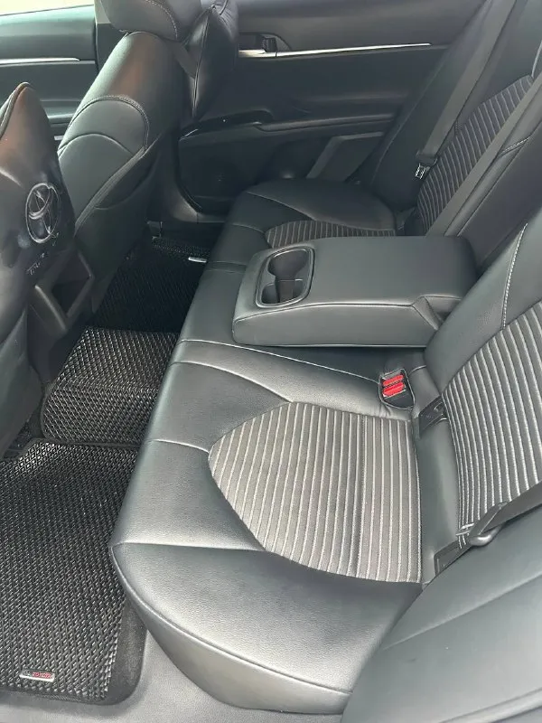 Toyota camry 70 se, 2018 г. В. , двигатель бензин 2.5, # 8 ст. , 205 л. С. Пробег 175 тыс км. В собственности с июля 2024 года. За период владения сделана комплексная шумовиброизоляция, заменены штатные динамики на focal, тонировка задняя полуось 5 % и передняя полуось в атермальной пленке, выполнена антикоррозийная обработка, кузов отполирован и покрыт в керамику, установлены bi-led ntf в головной свет и птф. По результатам диагностики заменены задние рычаги, тяги стабилизатора передние и задние, опорные подшипники передние, вал рулевой колонки, тормозные колодки по кругу, свечи, топливный фильтр (все оригинал). Обслужен кондиционер, сделана мойка радиатора. Летние шины yokohama, зимние шины pirelli. Цена 2,3 млн рублей. Vin-код по запросу.
📲 Tg: @cheget107
📞 Звоните: +7(949)4993406 - фотография - 10