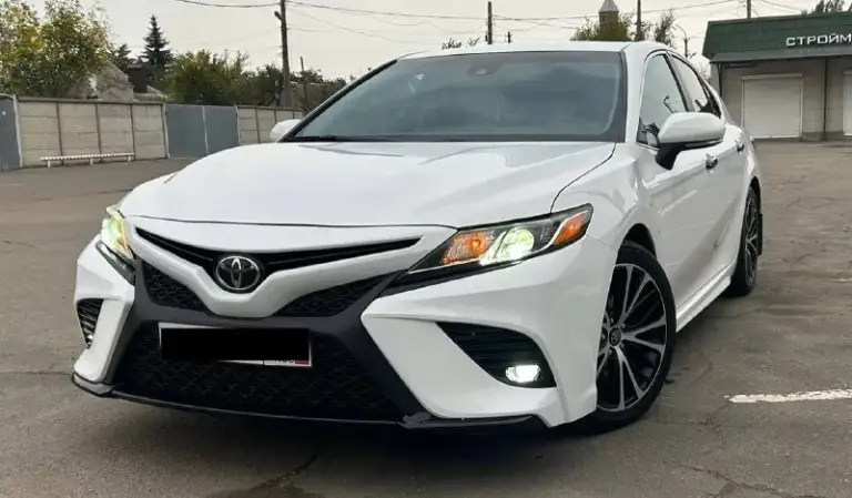 Toyota camry 70 se, 2018 г. В. , двигатель бензин 2.5, # 8 ст. , 205 л. С. Пробег 175 тыс км. В собственности с июля 2024 года. За период владения сделана комплексная шумовиброизоляция, заменены штатные динамики на focal, тонировка задняя полуось 5 % и передняя полуось в атермальной пленке, выполнена антикоррозийная обработка, кузов отполирован и покрыт в керамику, установлены bi-led ntf в головной свет и птф. По результатам диагностики заменены задние рычаги, тяги стабилизатора передние и задние, опорные подшипники передние, вал рулевой колонки, тормозные колодки по кругу, свечи, топливный фильтр (все оригинал). Обслужен кондиционер, сделана мойка радиатора. Летние шины yokohama, зимние шины pirelli. Цена 2,3 млн рублей. Vin-код по запросу.
📲 Tg: @cheget107
📞 Звоните: +7(949)4993406 - фотография - 2