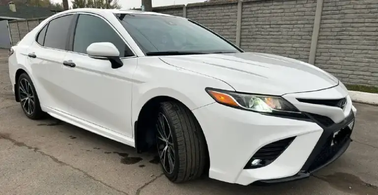 Toyota camry 70 se, 2018 г. В. , двигатель бензин 2.5, # 8 ст. , 205 л. С. Пробег 175 тыс км. В собственности с июля 2024 года. За период владения сделана комплексная шумовиброизоляция, заменены штатные динамики на focal, тонировка задняя полуось 5 % и передняя полуось в атермальной пленке, выполнена антикоррозийная обработка, кузов отполирован и покрыт в керамику, установлены bi-led ntf в головной свет и птф. По результатам диагностики заменены задние рычаги, тяги стабилизатора передние и задние, опорные подшипники передние, вал рулевой колонки, тормозные колодки по кругу, свечи, топливный фильтр (все оригинал). Обслужен кондиционер, сделана мойка радиатора. Летние шины yokohama, зимние шины pirelli. Цена 2,3 млн рублей. Vin-код по запросу.
📲 Tg: @cheget107
📞 Звоните: +7(949)4993406 - фотография - 6