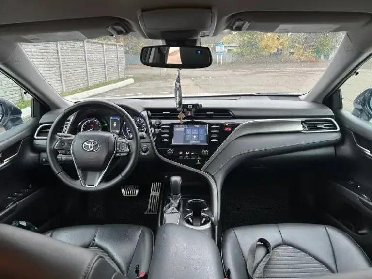 Toyota camry 70 se, 2018 г. В. , двигатель бензин 2.5, # 8 ст. , 205 л. С. Пробег 175 тыс км. В собственности с июля 2024 года. За период владения сделана комплексная шумовиброизоляция, заменены штатные динамики на focal, тонировка задняя полуось 5 % и передняя полуось в атермальной пленке, выполнена антикоррозийная обработка, кузов отполирован и покрыт в керамику, установлены bi-led ntf в головной свет и птф. По результатам диагностики заменены задние рычаги, тяги стабилизатора передние и задние, опорные подшипники передние, вал рулевой колонки, тормозные колодки по кругу, свечи, топливный фильтр (все оригинал). Обслужен кондиционер, сделана мойка радиатора. Летние шины yokohama, зимние шины pirelli. Цена 2,3 млн рублей. Vin-код по запросу.
📲 Tg: @cheget107
📞 Звоните: +7(949)4993406 - фотография - 7