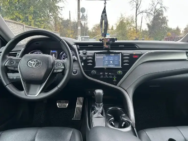 Toyota camry 70 se, 2018 г. В. , двигатель бензин 2.5, # 8 ст. , 205 л. С. Пробег 175 тыс км. В собственности с июля 2024 года. За период владения сделана комплексная шумовиброизоляция, заменены штатные динамики на focal, тонировка задняя полуось 5 % и передняя полуось в атермальной пленке, выполнена антикоррозийная обработка, кузов отполирован и покрыт в керамику, установлены bi-led ntf в головной свет и птф. По результатам диагностики заменены задние рычаги, тяги стабилизатора передние и задние, опорные подшипники передние, вал рулевой колонки, тормозные колодки по кругу, свечи, топливный фильтр (все оригинал). Обслужен кондиционер, сделана мойка радиатора. Летние шины yokohama, зимние шины pirelli. Цена 2,3 млн рублей. Vin-код по запросу.
📲 Tg: @cheget107
📞 Звоните: +7(949)4993406 - фотография - 8