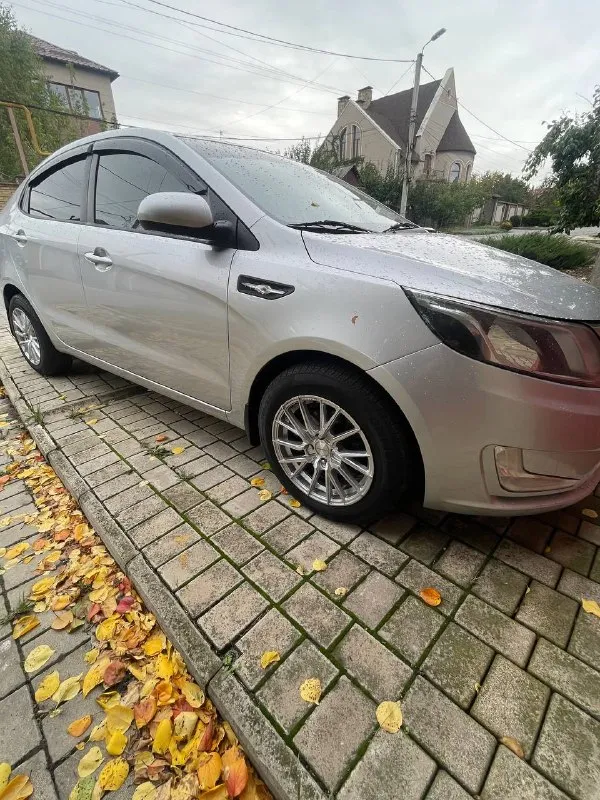 💰Цена. 745.000 руб продаю цена указана kia rio 2013 года выпуска в хорошем состоянии двигатель работает как часики. Коробка механика н машинка ухоженная двигатель 1.6 123л. Кондиционер работает отлично пробег. 151.000т город донецк. С полным переоформлением на вас в мрэо ☎️ +79495381691 - фотография - 3