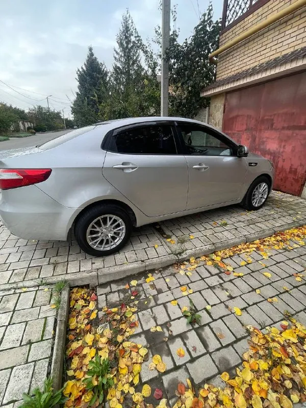 💰Цена. 745.000 руб продаю цена указана kia rio 2013 года выпуска в хорошем состоянии двигатель работает как часики. Коробка механика н машинка ухоженная двигатель 1.6 123л. Кондиционер работает отлично пробег. 151.000т город донецк. С полным переоформлением на вас в мрэо ☎️ +79495381691 - фотография - 4