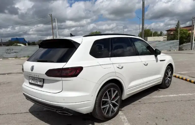Volkswagen touareg cr7 3.0 tdi, 231 л. C. R-line,
Максимальная комплектация! 2019 г. В.
Сделан stage 1 - сейчас около 330 л. С.
По технике и оснащению: пневмоподвеска, задняя подруливающая ост, электростабилизаторы (минимум кренов, уверенно держит дорогу)
Матричные фары с адаптивным дальним (вырезает встречные машины, едешь с дальним постоянно) ночное видение, распознание пешеходов! Удержание в полосах, адаптивный круиз, выезд с парковки! Обогревы и вентиляция всех сидений! Двойные стекла!вебаста! Фаркоп!
Замена масла каждые 6 тыс
Тормозная система переделана на audi sq8 (намного эффективнее штатной) r-line обвес, передняя часть полностью в бронеплёнке, передняя полусфера в атермальной плёнке включая панораму!
Резина: лето - michelin pilot sport 5 зима
Bridgestone blizzak липучка!
Состояние: полностью обслужена, вложений не требует!
Машина делалась для себя, за неё не стыдно.
Цена: 5 200 000
Остальные вопросы: +7 (949) 342-62-96 юрий
📞 🇷🇺 Звоните: +79493426296 - фотография - 2
