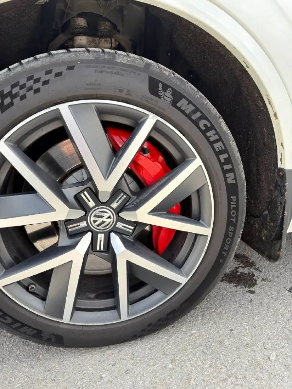 Volkswagen touareg cr7 3.0 tdi, 231 л. C. R-line,
Максимальная комплектация! 2019 г. В.
Сделан stage 1 - сейчас около 330 л. С.
По технике и оснащению: пневмоподвеска, задняя подруливающая ост, электростабилизаторы (минимум кренов, уверенно держит дорогу)
Матричные фары с адаптивным дальним (вырезает встречные машины, едешь с дальним постоянно) ночное видение, распознание пешеходов! Удержание в полосах, адаптивный круиз, выезд с парковки! Обогревы и вентиляция всех сидений! Двойные стекла!вебаста! Фаркоп!
Замена масла каждые 6 тыс
Тормозная система переделана на audi sq8 (намного эффективнее штатной) r-line обвес, передняя часть полностью в бронеплёнке, передняя полусфера в атермальной плёнке включая панораму!
Резина: лето - michelin pilot sport 5 зима
Bridgestone blizzak липучка!
Состояние: полностью обслужена, вложений не требует!
Машина делалась для себя, за неё не стыдно.
Цена: 5 200 000
Остальные вопросы: +7 (949) 342-62-96 юрий
📞 🇷🇺 Звоните: +79493426296 - фотография - 4