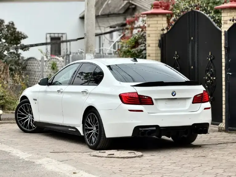 Bmw 520i f10 m tech
Год выпуска - 2014 рестайлинг
Пробег - 128.000км
Цена - 1.935.000₽
Двигатель - 2.0t бензин
Тел. - +79493902663
Либо +7 (949) 679-98-14
Продам шикарную белоснежную bmw которая находится в идеальнейшем состоянии, без каких либо изъянов по кузову, двигателю, кпп и ходовой части. Авто без единой ошибки ( любые проверки приветствуется) заводской m tech салон в идеальном состоянии. Авто в богатой комплектации с большим монитором, красивом обвесе, дисками r-19 с практически новой резиной, двухзонный климат-контроль, круиз-контроль, передний и задний парктроник, камера заднего вида, подогревы сидений и руля, качественная акустика с усилителем и сабвуфером ( играет очень приятно) датчик света и дождя, система start-stop, эл. Богажник и многое другое. Работает каждая лампочка и каждая кнопочка. Авто без внимания на дороге не оставит. Кто ищет живую f10 - добро пожаловать. Всем добра.
📞 🇷🇺 Звоните: +79493902663 - фотография - 4