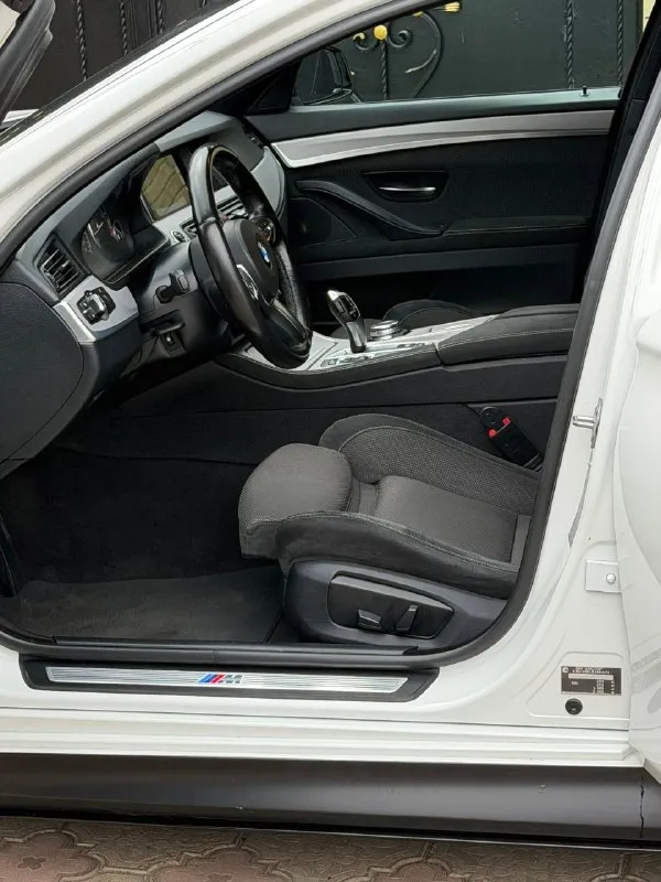 Bmw 520i f10 m tech
Год выпуска - 2014 рестайлинг
Пробег - 128.000км
Цена - 1.935.000₽
Двигатель - 2.0t бензин
Тел. - +79493902663
Либо +7 (949) 679-98-14
Продам шикарную белоснежную bmw которая находится в идеальнейшем состоянии, без каких либо изъянов по кузову, двигателю, кпп и ходовой части. Авто без единой ошибки ( любые проверки приветствуется) заводской m tech салон в идеальном состоянии. Авто в богатой комплектации с большим монитором, красивом обвесе, дисками r-19 с практически новой резиной, двухзонный климат-контроль, круиз-контроль, передний и задний парктроник, камера заднего вида, подогревы сидений и руля, качественная акустика с усилителем и сабвуфером ( играет очень приятно) датчик света и дождя, система start-stop, эл. Богажник и многое другое. Работает каждая лампочка и каждая кнопочка. Авто без внимания на дороге не оставит. Кто ищет живую f10 - добро пожаловать. Всем добра.
📞 🇷🇺 Звоните: +79493902663 - фотография - 6