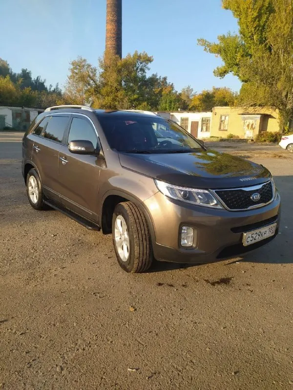 Kia sorrento 2.2 дизель. 2014 год. 280000 пробег. В родной краске. Стоит сигнализация starline с автозапуском и турбо таймером. Резина летняя на дисках и зимняя без дисков. Полностью обслужена. Ничего делать не надо. Цена 1.900.000 рублей. Территориально макеевка. Вопросы по телефону+79493364784. - фотография - 1