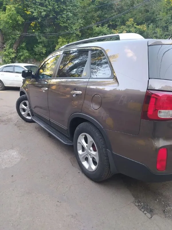 Kia sorrento 2.2 дизель. 2014 год. 280000 пробег. В родной краске. Стоит сигнализация starline с автозапуском и турбо таймером. Резина летняя на дисках и зимняя без дисков. Полностью обслужена. Ничего делать не надо. Цена 1.900.000 рублей. Территориально макеевка. Вопросы по телефону+79493364784. - фотография - 2