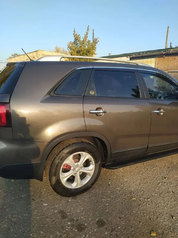 Kia sorrento 2.2 дизель. 2014 год. 280000 пробег. В родной краске. Стоит сигнализация starline с автозапуском и турбо таймером. Резина летняя на дисках и зимняя без дисков. Полностью обслужена. Ничего делать не надо. Цена 1.900.000 рублей. Территориально макеевка. Вопросы по телефону+79493364784. - фотография - 3