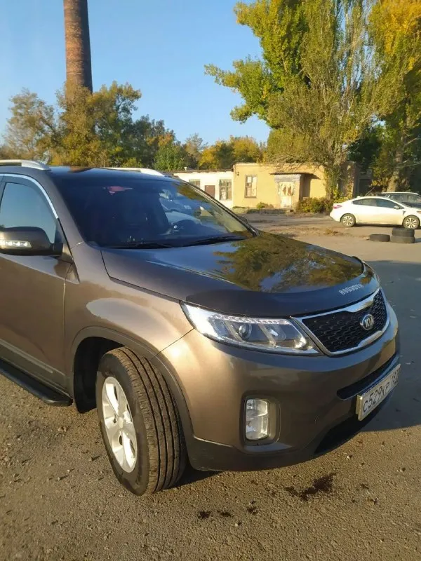 Kia sorrento 2.2 дизель. 2014 год. 280000 пробег. В родной краске. Стоит сигнализация starline с автозапуском и турбо таймером. Резина летняя на дисках и зимняя без дисков. Полностью обслужена. Ничего делать не надо. Цена 1.900.000 рублей. Территориально макеевка. Вопросы по телефону+79493364784. - фотография - 4