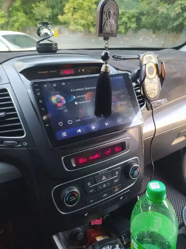 Kia sorrento 2.2 дизель. 2014 год. 280000 пробег. В родной краске. Стоит сигнализация starline с автозапуском и турбо таймером. Резина летняя на дисках и зимняя без дисков. Полностью обслужена. Ничего делать не надо. Цена 1.900.000 рублей. Территориально макеевка. Вопросы по телефону+79493364784. - фотография - 5