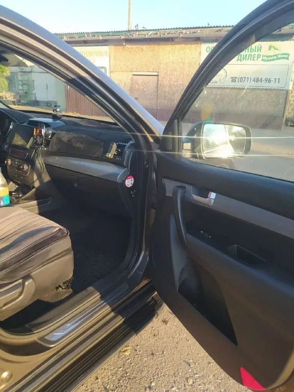 Kia sorrento 2.2 дизель. 2014 год. 280000 пробег. В родной краске. Стоит сигнализация starline с автозапуском и турбо таймером. Резина летняя на дисках и зимняя без дисков. Полностью обслужена. Ничего делать не надо. Цена 1.900.000 рублей. Территориально макеевка. Вопросы по телефону+79493364784. - фотография - 7