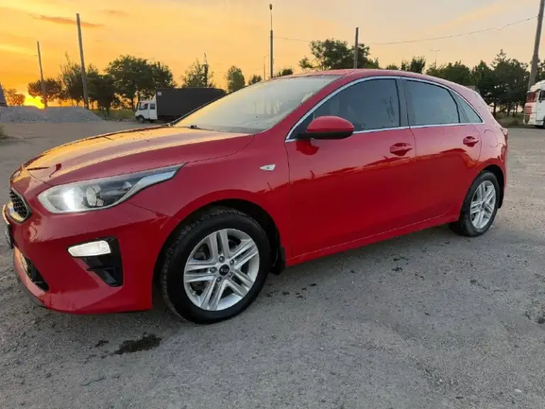 Продам kia ceed

🔥Цена: 1 600 000 ₽🔥
Год выпуска: 2019
Пробег: 153 800км
Двигатель: 1.6 л
Кпп: автомат

Я собственник 2й (в наличии 2 ключа)
Комплектация (максимальная):
Автомобиль оснащен всем необходимым для комфортных поездок:

Комфорт: мульти руль, климат-контроль 2х зонн, круиз-контроль, стекооподьемники перед. , зад.

Зимний пакет: подогрев передних сидений, руля, боковых зеркал, лобового и заднего стекол.

Мультимедиа: голосовое управление, громкая связь, cd, usb, aux. (монитор)

Дополнительно: подрулевые лепестки, охлаждаемый бардачок, линзованная оптика также и туманки, бортовой компьютер, электроскладывание зеркал.
Задиров в двигателе нет !!!(готов на эндоскоп)
Установлено гбо digitronic 4го поколения (в документы все легально вписано стс и птс)
В машине есть всё, кроме панорамы и электроручника. Технически исправна, готова к эксплуатации.
Место осмотра: г. Мариуполь
Контакты: +79496184657 - фотография - 1