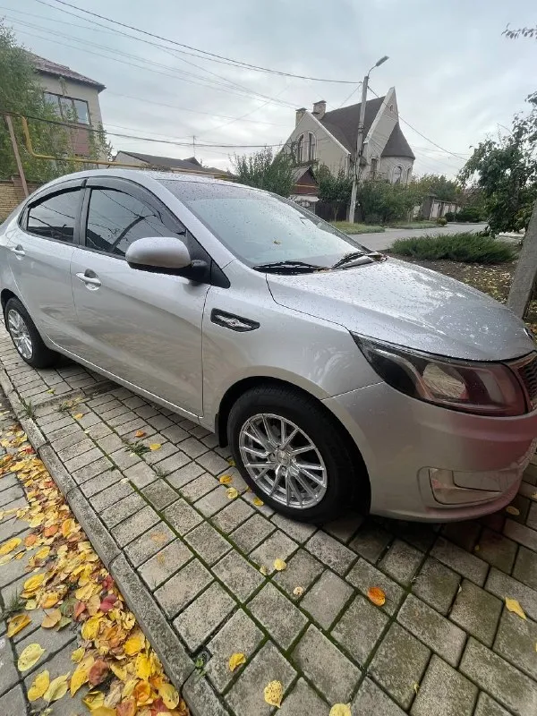 💰Цена. 730.000 руб цена указана kia rio 2013 года выпуска в хорошем состоянии двигатель работает как часики. Коробка механика машинка ухоженная двигатель 1.6 123л. Кондиционер работает отлично пробег. 151.000т🛞 город донецк. С полным переоформлением на вас в мрэо ☎️ +79495381691. Звонить заинтересованым приезжайте смотрите нравится покупайте - фотография - 4