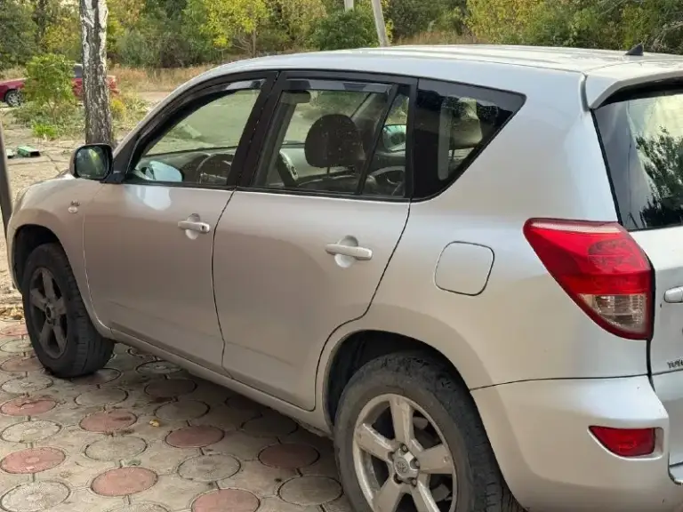 Toyota rav4 2007 года 2.2 дизель.
Автомобиль пригонялся с литвы для личного пользования в 2018. Хорошая комплектация, кожаный салон, штатная мультимедиа, постоянный полный привод с блокировкой. Цепь грм менялась 40тыс. Км назад. Полностью новая ходовка и перебранная подвеска, новая рулевая рейка и система охлаждения. Есть фаркоп. Заводские 17 колеса и новая зимняя резина. Автомобиль никогда не подводил, ездил каждый день. Имеются косяки по кузову, есть куда приложить руки, гнили и ржавчины нет (небольшие рыжики) и лкп. Салон в более менее неплохом состоянии, но не без дефектов.
Цена: 710.000₽ торг имеется
Машина в донецке звонить по номеру +79498624461 - фотография - 2