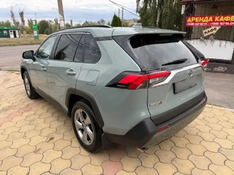 Toyota rav4 — автомобиль капсула времени! 2020 год выпуска. 75 тысяч километров родного пробега!
Это именно официальный toyota рав4 не китаец и не пригнанный хлам.
Автомобиль в действительно отличном состоянии, сохранился максимально достойно. Родной пробег всего 75 000 км, без скрученного пробега.
Единственный собственник с момента покупки. Автомобиль приобретался новым у официального дилера, история эксплуатации понятная и прозрачная.
Отдельно стоит отметить модный и очень эффектный цвет хаки — на rav4 смотрится современно, дорого и отлично подчёркивает дизайн автомобиля.
Хорошая комплектация и полный привод awd — автомобиль отлично подходит как для города, так и для поездок за город в любое время года. Сигнализация, автозапуск и много допов.
Цена 3.050 🍋
Возможен обмен, так же возможна продажа в кредит
Для детальной информации звоните:
+79495180296
📲 Tg:. ...
📞 Звоните: +7(949)5180296 - фотография - 3