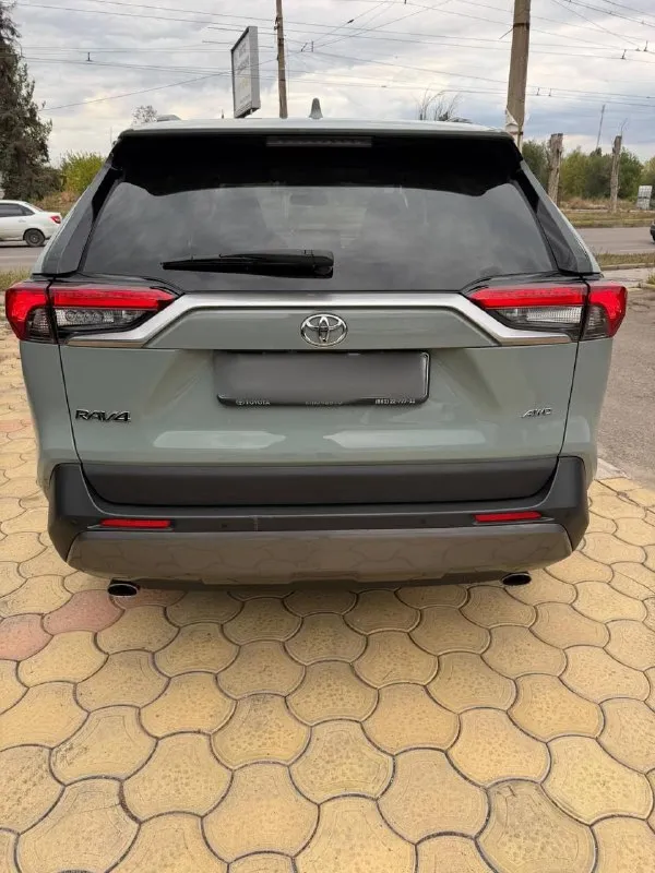 Toyota rav4 — автомобиль капсула времени! 2020 год выпуска. 75 тысяч километров родного пробега!
Это именно официальный toyota рав4 не китаец и не пригнанный хлам.
Автомобиль в действительно отличном состоянии, сохранился максимально достойно. Родной пробег всего 75 000 км, без скрученного пробега.
Единственный собственник с момента покупки. Автомобиль приобретался новым у официального дилера, история эксплуатации понятная и прозрачная.
Отдельно стоит отметить модный и очень эффектный цвет хаки — на rav4 смотрится современно, дорого и отлично подчёркивает дизайн автомобиля.
Хорошая комплектация и полный привод awd — автомобиль отлично подходит как для города, так и для поездок за город в любое время года. Сигнализация, автозапуск и много допов.
Цена 3.050 🍋
Возможен обмен, так же возможна продажа в кредит
Для детальной информации звоните:
+79495180296
📲 Tg:. ...
📞 Звоните: +7(949)5180296 - фотография - 4