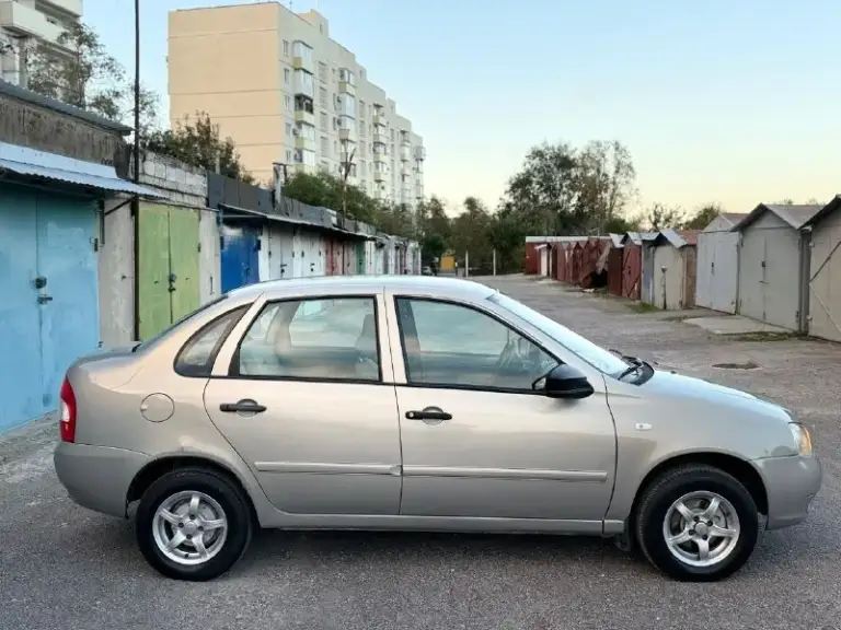 Продам ваз калину 1118, я владелец, 2007 года выпуска, двигатель 1.6 кпп механика автомобиль в хорошем состоянии, без дтп, зеленая база автотеки, кузов обработана антикором в 2 слоя, иза этого и сохран без ржавчин дно проги. Стаканы низа дверей в отличном заводском состояние, полностью обслужена заменены все масла фильтра антифриз, ремень грм помпа колодки, так же ходовая часть, автомобиль не требует не каких вложений, комплектация усилитель руля элькро стеклоподъемники музыка сигнализация с автозапуском, сервисные книги, с документами полный порядок тех осмотр десвителен, цена 275000 р тел +79490029771 мариуполь - фотография - 3