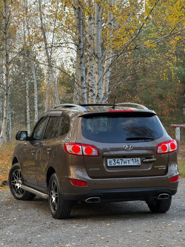 В продаже hyundai santa fe, 2.4 л, 174 л. С (4wd) кузов соответствует фото, ржавчина отсутствует. Приятный окрас, переливается в зависимости от погодных условий в более тёмный/ светлый цвет. Технически обслужен, масла с фильтрами новые. Двигатель работает отменно, сухой. Автомат без нареканий, переключается прекрасно при любой манере езды. Полный привод работает, вкл/выкл.
Максимальная комплектация : «elegance + navi» бесключевой доступ, start/stop, люк, двухзонный климат и круиз, мультируль, громкая связь с gps, датчик дождя и света, доводчики окон, подогрев зеркал, сидений и лобового, эл. Привод сидений, кожаный салон, два ключа, два брелка и т. Д и т. П. Комплект премиальной летней и зимней резины. (возможна продажа с новым гбо, баллон на 75 л)
Цена : 1 млн 250 тыс руб. Обмен не интересует. Территориально находится в г макеевка (центр) контакты : +7(949)003-33-27, +7(979)028-27-27 мессенджер telegram и max есть на первом тел.
📞 🇷🇺 Звоните: +79490033327 - фотография - 2