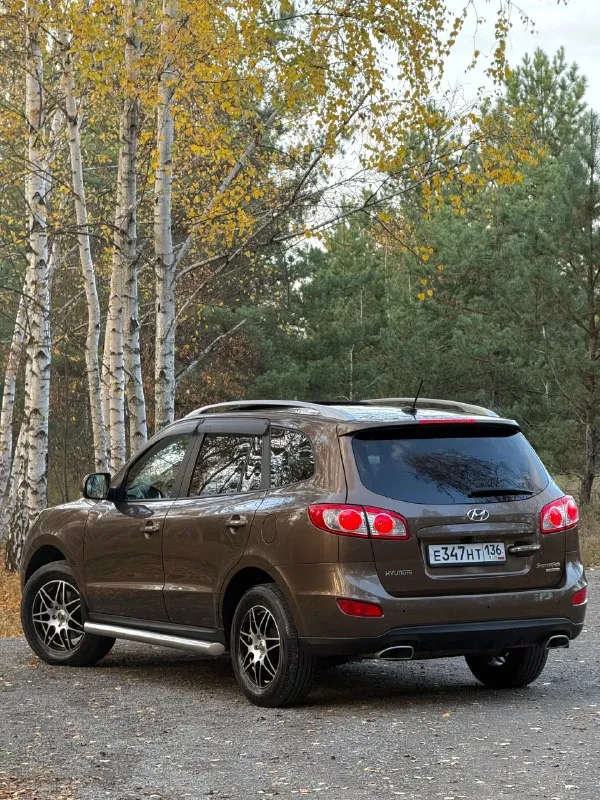 В продаже hyundai santa fe, 2.4 л, 174 л. С (4wd) кузов соответствует фото, ржавчина отсутствует. Приятный окрас, переливается в зависимости от погодных условий в более тёмный/ светлый цвет. Технически обслужен, масла с фильтрами новые. Двигатель работает отменно, сухой. Автомат без нареканий, переключается прекрасно при любой манере езды. Полный привод работает, вкл/выкл.
Максимальная комплектация : «elegance + navi» бесключевой доступ, start/stop, люк, двухзонный климат и круиз, мультируль, громкая связь с gps, датчик дождя и света, доводчики окон, подогрев зеркал, сидений и лобового, эл. Привод сидений, кожаный салон, два ключа, два брелка и т. Д и т. П. Комплект премиальной летней и зимней резины. (возможна продажа с новым гбо, баллон на 75 л)
Цена : 1 млн 250 тыс руб. Обмен не интересует. Территориально находится в г макеевка (центр) контакты : +7(949)003-33-27, +7(979)028-27-27 мессенджер telegram и max есть на первом тел.
📞 🇷🇺 Звоните: +79490033327 - фотография - 3