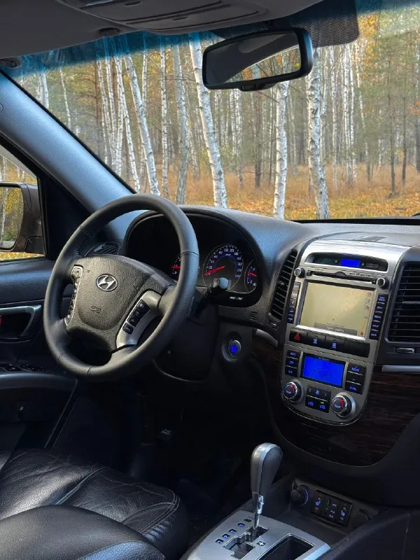 В продаже hyundai santa fe, 2.4 л, 174 л. С (4wd) кузов соответствует фото, ржавчина отсутствует. Приятный окрас, переливается в зависимости от погодных условий в более тёмный/ светлый цвет. Технически обслужен, масла с фильтрами новые. Двигатель работает отменно, сухой. Автомат без нареканий, переключается прекрасно при любой манере езды. Полный привод работает, вкл/выкл.
Максимальная комплектация : «elegance + navi» бесключевой доступ, start/stop, люк, двухзонный климат и круиз, мультируль, громкая связь с gps, датчик дождя и света, доводчики окон, подогрев зеркал, сидений и лобового, эл. Привод сидений, кожаный салон, два ключа, два брелка и т. Д и т. П. Комплект премиальной летней и зимней резины. (возможна продажа с новым гбо, баллон на 75 л)
Цена : 1 млн 250 тыс руб. Обмен не интересует. Территориально находится в г макеевка (центр) контакты : +7(949)003-33-27, +7(979)028-27-27 мессенджер telegram и max есть на первом тел.
📞 🇷🇺 Звоните: +79490033327 - фотография - 8