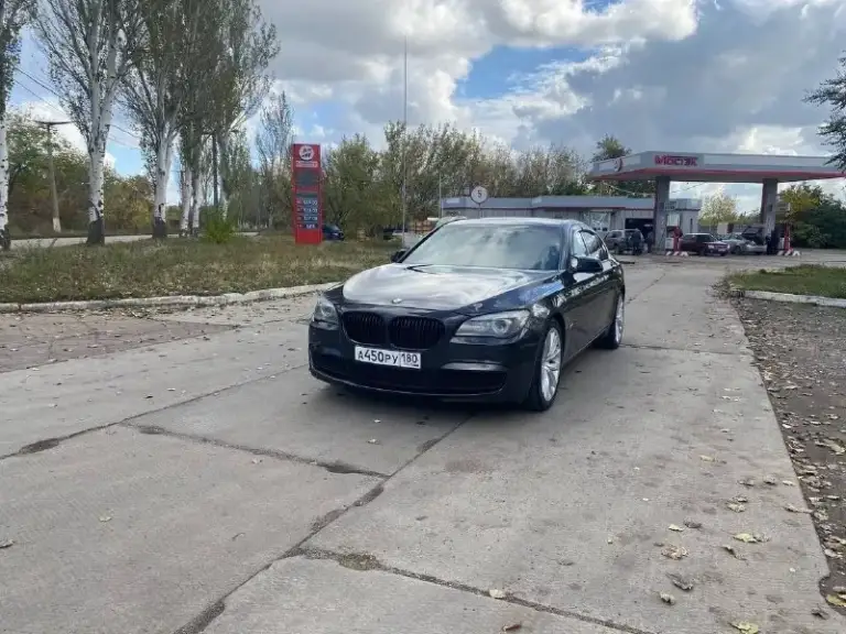 Продам в хорошие руки ! Bmw 750i 2010 год пробег 247 тыс км мотор 4.4 коробка автомат настоящее немецкое качество, непревзойденный комфорт и динамика, машина юридически чистая, без залогов и ограничений. Автомобиль в достойном состоянии.
Динамичный и очень живой автомобиль для тех, кто ценит скорость, уверенный обгон и мощный подхват с самых низов
• Комфортные передние сиденья с «ломающимися» спинками, памятью, вентиляцией и подогревом
• Доводчики дверей и электропривод багажника. Цена 1.670 рублей, торг хорошему покупателю, возможен обмен, вопросы +79493489143 или пишите - фотография - 1