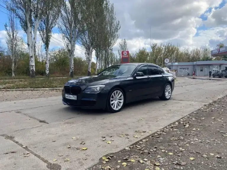 Продам в хорошие руки ! Bmw 750i 2010 год пробег 247 тыс км мотор 4.4 коробка автомат настоящее немецкое качество, непревзойденный комфорт и динамика, машина юридически чистая, без залогов и ограничений. Автомобиль в достойном состоянии.
Динамичный и очень живой автомобиль для тех, кто ценит скорость, уверенный обгон и мощный подхват с самых низов
• Комфортные передние сиденья с «ломающимися» спинками, памятью, вентиляцией и подогревом
• Доводчики дверей и электропривод багажника. Цена 1.670 рублей, торг хорошему покупателю, возможен обмен, вопросы +79493489143 или пишите - фотография - 2