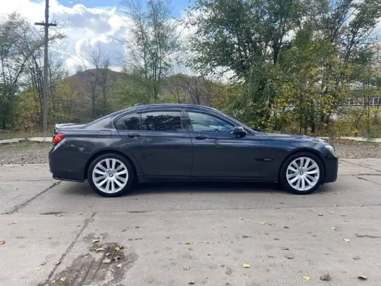 Продам в хорошие руки ! Bmw 750i 2010 год пробег 247 тыс км мотор 4.4 коробка автомат настоящее немецкое качество, непревзойденный комфорт и динамика, машина юридически чистая, без залогов и ограничений. Автомобиль в достойном состоянии.
Динамичный и очень живой автомобиль для тех, кто ценит скорость, уверенный обгон и мощный подхват с самых низов
• Комфортные передние сиденья с «ломающимися» спинками, памятью, вентиляцией и подогревом
• Доводчики дверей и электропривод багажника. Цена 1.670 рублей, торг хорошему покупателю, возможен обмен, вопросы +79493489143 или пишите - фотография - 3