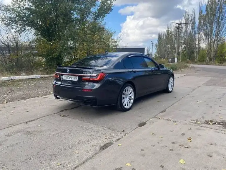 Продам в хорошие руки ! Bmw 750i 2010 год пробег 247 тыс км мотор 4.4 коробка автомат настоящее немецкое качество, непревзойденный комфорт и динамика, машина юридически чистая, без залогов и ограничений. Автомобиль в достойном состоянии.
Динамичный и очень живой автомобиль для тех, кто ценит скорость, уверенный обгон и мощный подхват с самых низов
• Комфортные передние сиденья с «ломающимися» спинками, памятью, вентиляцией и подогревом
• Доводчики дверей и электропривод багажника. Цена 1.670 рублей, торг хорошему покупателю, возможен обмен, вопросы +79493489143 или пишите - фотография - 4