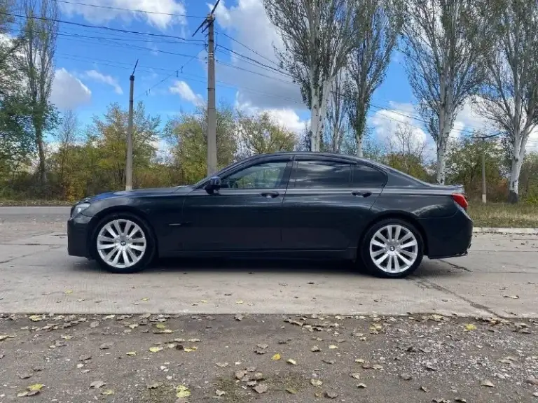 Продам в хорошие руки ! Bmw 750i 2010 год пробег 247 тыс км мотор 4.4 коробка автомат настоящее немецкое качество, непревзойденный комфорт и динамика, машина юридически чистая, без залогов и ограничений. Автомобиль в достойном состоянии.
Динамичный и очень живой автомобиль для тех, кто ценит скорость, уверенный обгон и мощный подхват с самых низов
• Комфортные передние сиденья с «ломающимися» спинками, памятью, вентиляцией и подогревом
• Доводчики дверей и электропривод багажника. Цена 1.670 рублей, торг хорошему покупателю, возможен обмен, вопросы +79493489143 или пишите - фотография - 5