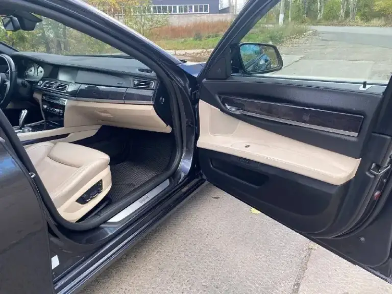 Продам в хорошие руки ! Bmw 750i 2010 год пробег 247 тыс км мотор 4.4 коробка автомат настоящее немецкое качество, непревзойденный комфорт и динамика, машина юридически чистая, без залогов и ограничений. Автомобиль в достойном состоянии.
Динамичный и очень живой автомобиль для тех, кто ценит скорость, уверенный обгон и мощный подхват с самых низов
• Комфортные передние сиденья с «ломающимися» спинками, памятью, вентиляцией и подогревом
• Доводчики дверей и электропривод багажника. Цена 1.670 рублей, торг хорошему покупателю, возможен обмен, вопросы +79493489143 или пишите - фотография - 7