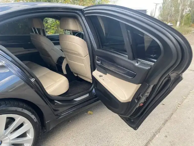 Продам в хорошие руки ! Bmw 750i 2010 год пробег 247 тыс км мотор 4.4 коробка автомат настоящее немецкое качество, непревзойденный комфорт и динамика, машина юридически чистая, без залогов и ограничений. Автомобиль в достойном состоянии.
Динамичный и очень живой автомобиль для тех, кто ценит скорость, уверенный обгон и мощный подхват с самых низов
• Комфортные передние сиденья с «ломающимися» спинками, памятью, вентиляцией и подогревом
• Доводчики дверей и электропривод багажника. Цена 1.670 рублей, торг хорошему покупателю, возможен обмен, вопросы +79493489143 или пишите - фотография - 8