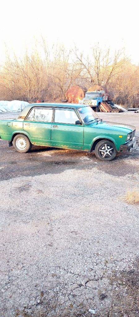Продам ваз 2107. 2004 год. Док-ты в порядке. Двигатель не дымит, масло не кушает.
Кузов без гнили. Коробка 5ст. Не гудит, передачи не вылетают. Редуктор не гудит. Есть сигналка, цз. Мажок. Цена 150000руб. Тел: +79493276032 - фотография - 27