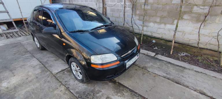 Продам chevrolet aveo 2005 года, двигатель 1.5 мкпп, гбо, электростеклоподьемники, сигнализация, музыка. Резина зима. Цена 350 тыс. Руб+ торг. +79493853660 - фотография - 6