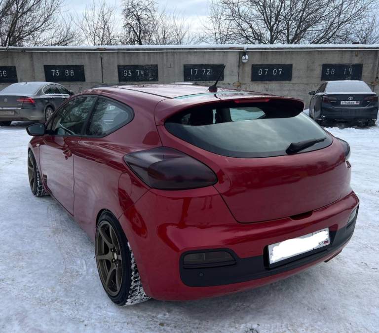 Продам kia ceed
Телефон: +79496483374
Цена: 1.190.000 ₽ торг реальному покупателю!
Год: 2013
Пробег: 170.000 км
Двигатель: 1.6 бензин
Коробка: механика

Авто в отличном состоянии
Подробнее:
В 2014 году выехала с салона, с тех пор машина была только в 1 руках, 1 владелец птс
Обслуженный целиком и полностью, диски с колодками поменяны, мкпп работает прекрасно, мотор масло не расходует, машина в шумоизоляции в салоне антискрип, все кнопочки все работает
Нештатные динамики, играют лучше, чем сток!
На данный момент на авто из плюшек: передние фары ксенон с диодами, задние диодные фонари, пружины перед -50, зад-30. Задние амортизаторы каяба.

Очень хорошая комплектация
Два ключа, подогревы сидений, подогрев руля, мультируль, три режима управления на руле (комфорт, норм, спорт), подогрев зеркал, эл. Регулировка зеркал, круиз-контроль, блютуз, юсб и т. Д. - фотография - 5