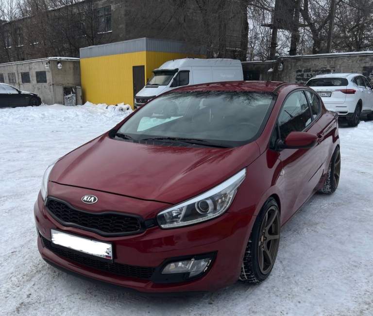 Продам kia ceed
Телефон: +79496483374
Цена: 1.190.000 ₽ торг реальному покупателю!
Год: 2013
Пробег: 170.000 км
Двигатель: 1.6 бензин
Коробка: механика

Авто в отличном состоянии
Подробнее:
В 2014 году выехала с салона, с тех пор машина была только в 1 руках, 1 владелец птс
Обслуженный целиком и полностью, диски с колодками поменяны, мкпп работает прекрасно, мотор масло не расходует, машина в шумоизоляции в салоне антискрип, все кнопочки все работает
Нештатные динамики, играют лучше, чем сток!
На данный момент на авто из плюшек: передние фары ксенон с диодами, задние диодные фонари, пружины перед -50, зад-30. Задние амортизаторы каяба.

Очень хорошая комплектация
Два ключа, подогревы сидений, подогрев руля, мультируль, три режима управления на руле (комфорт, норм, спорт), подогрев зеркал, эл. Регулировка зеркал, круиз-контроль, блютуз, юсб и т. Д. - фотография - 1