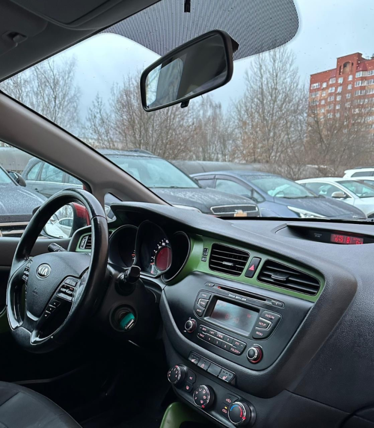 Продам kia ceed
Телефон: +79496483374
Цена: 1.190.000 ₽ торг реальному покупателю!
Год: 2013
Пробег: 170.000 км
Двигатель: 1.6 бензин
Коробка: механика

Авто в отличном состоянии
Подробнее:
В 2014 году выехала с салона, с тех пор машина была только в 1 руках, 1 владелец птс
Обслуженный целиком и полностью, диски с колодками поменяны, мкпп работает прекрасно, мотор масло не расходует, машина в шумоизоляции в салоне антискрип, все кнопочки все работает
Нештатные динамики, играют лучше, чем сток!
На данный момент на авто из плюшек: передние фары ксенон с диодами, задние диодные фонари, пружины перед -50, зад-30. Задние амортизаторы каяба.

Очень хорошая комплектация
Два ключа, подогревы сидений, подогрев руля, мультируль, три режима управления на руле (комфорт, норм, спорт), подогрев зеркал, эл. Регулировка зеркал, круиз-контроль, блютуз, юсб и т. Д. - фотография - 8