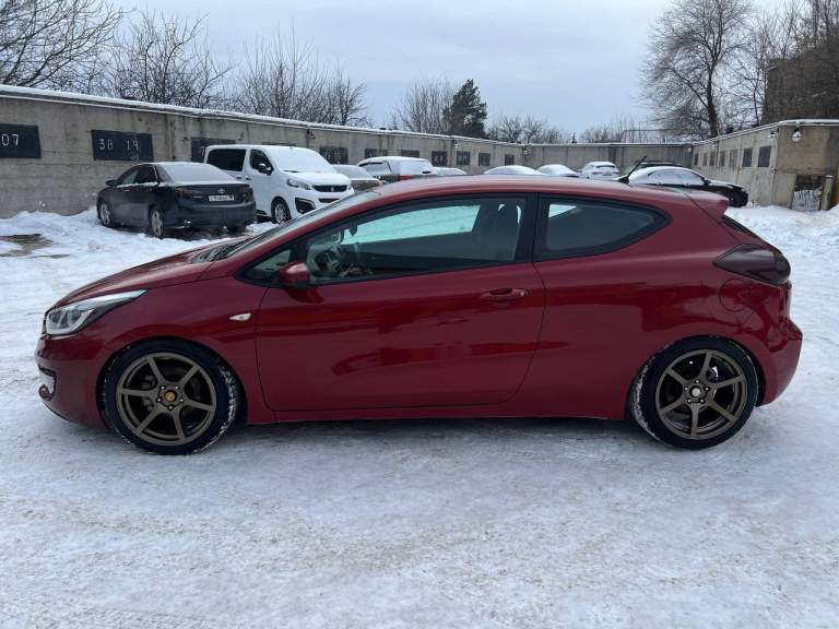 Продам kia ceed
Телефон: +79496483374
Цена: 1.190.000 ₽ торг реальному покупателю!
Год: 2013
Пробег: 170.000 км
Двигатель: 1.6 бензин
Коробка: механика

Авто в отличном состоянии
Подробнее:
В 2014 году выехала с салона, с тех пор машина была только в 1 руках, 1 владелец птс
Обслуженный целиком и полностью, диски с колодками поменяны, мкпп работает прекрасно, мотор масло не расходует, машина в шумоизоляции в салоне антискрип, все кнопочки все работает
Нештатные динамики, играют лучше, чем сток!
На данный момент на авто из плюшек: передние фары ксенон с диодами, задние диодные фонари, пружины перед -50, зад-30. Задние амортизаторы каяба.

Очень хорошая комплектация
Два ключа, подогревы сидений, подогрев руля, мультируль, три режима управления на руле (комфорт, норм, спорт), подогрев зеркал, эл. Регулировка зеркал, круиз-контроль, блютуз, юсб и т. Д. - фотография - 4