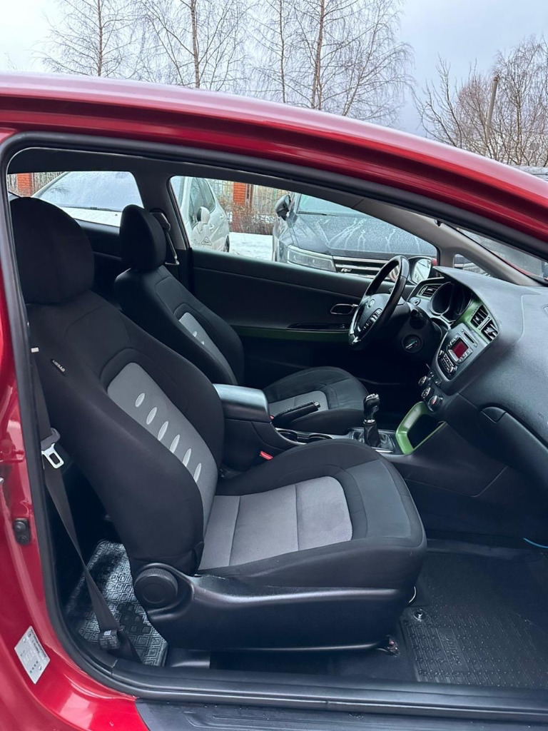 Продам kia ceed
Телефон: +79496483374
Цена: 1.190.000 ₽ торг реальному покупателю!
Год: 2013
Пробег: 170.000 км
Двигатель: 1.6 бензин
Коробка: механика

Авто в отличном состоянии
Подробнее:
В 2014 году выехала с салона, с тех пор машина была только в 1 руках, 1 владелец птс
Обслуженный целиком и полностью, диски с колодками поменяны, мкпп работает прекрасно, мотор масло не расходует, машина в шумоизоляции в салоне антискрип, все кнопочки все работает
Нештатные динамики, играют лучше, чем сток!
На данный момент на авто из плюшек: передние фары ксенон с диодами, задние диодные фонари, пружины перед -50, зад-30. Задние амортизаторы каяба.

Очень хорошая комплектация
Два ключа, подогревы сидений, подогрев руля, мультируль, три режима управления на руле (комфорт, норм, спорт), подогрев зеркал, эл. Регулировка зеркал, круиз-контроль, блютуз, юсб и т. Д. - фотография - 7