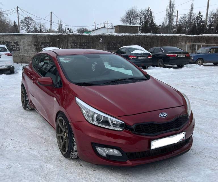 Продам kia ceed
Телефон: +79496483374
Цена: 1.190.000 ₽ торг реальному покупателю!
Год: 2013
Пробег: 170.000 км
Двигатель: 1.6 бензин
Коробка: механика

Авто в отличном состоянии
Подробнее:
В 2014 году выехала с салона, с тех пор машина была только в 1 руках, 1 владелец птс
Обслуженный целиком и полностью, диски с колодками поменяны, мкпп работает прекрасно, мотор масло не расходует, машина в шумоизоляции в салоне антискрип, все кнопочки все работает
Нештатные динамики, играют лучше, чем сток!
На данный момент на авто из плюшек: передние фары ксенон с диодами, задние диодные фонари, пружины перед -50, зад-30. Задние амортизаторы каяба.

Очень хорошая комплектация
Два ключа, подогревы сидений, подогрев руля, мультируль, три режима управления на руле (комфорт, норм, спорт), подогрев зеркал, эл. Регулировка зеркал, круиз-контроль, блютуз, юсб и т. Д. - фотография - 2