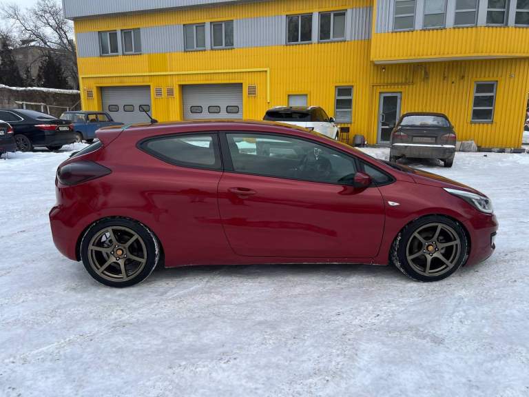 Продам kia ceed
Телефон: +79496483374
Цена: 1.190.000 ₽ торг реальному покупателю!
Год: 2013
Пробег: 170.000 км
Двигатель: 1.6 бензин
Коробка: механика

Авто в отличном состоянии
Подробнее:
В 2014 году выехала с салона, с тех пор машина была только в 1 руках, 1 владелец птс
Обслуженный целиком и полностью, диски с колодками поменяны, мкпп работает прекрасно, мотор масло не расходует, машина в шумоизоляции в салоне антискрип, все кнопочки все работает
Нештатные динамики, играют лучше, чем сток!
На данный момент на авто из плюшек: передние фары ксенон с диодами, задние диодные фонари, пружины перед -50, зад-30. Задние амортизаторы каяба.

Очень хорошая комплектация
Два ключа, подогревы сидений, подогрев руля, мультируль, три режима управления на руле (комфорт, норм, спорт), подогрев зеркал, эл. Регулировка зеркал, круиз-контроль, блютуз, юсб и т. Д. - фотография - 3