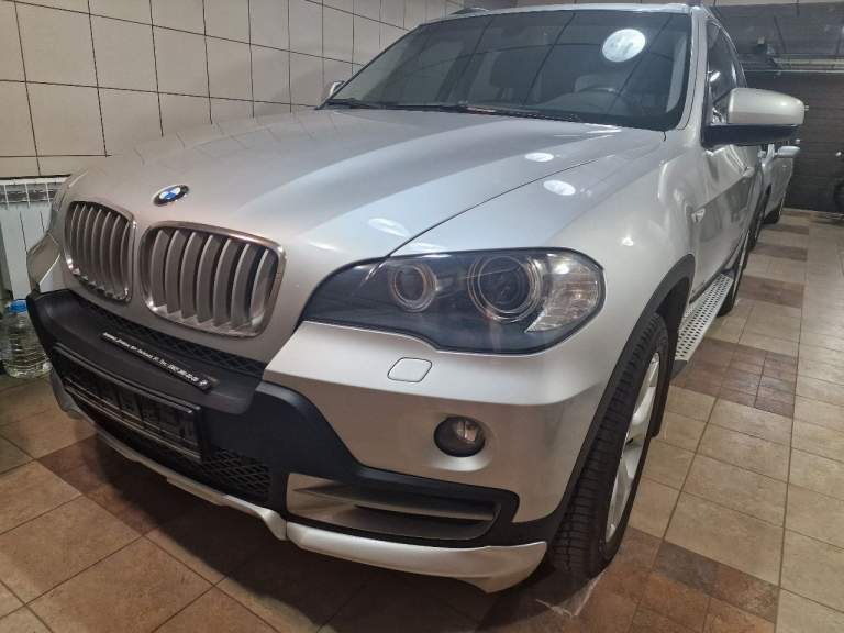 Продам бмв х5 е70 2009г пробег 26 000км. Двигатель бензиновый 3,0 si 272л. С. Состояние нового автомобиля. Покупался мною в донецке у официального дилера в 2009г. Только гаражное хранение, без подкрасов, в комплекте 2 ключа, документы с автосалона, сервисная книжка, зимняя резина на оригинальных дисках, комплектацию и дополнительное оборудование смотрите на фото. Учет рф. Авто находится в донецке. Любые проверки на вашем сто. 3 050 000р - фотография - 5