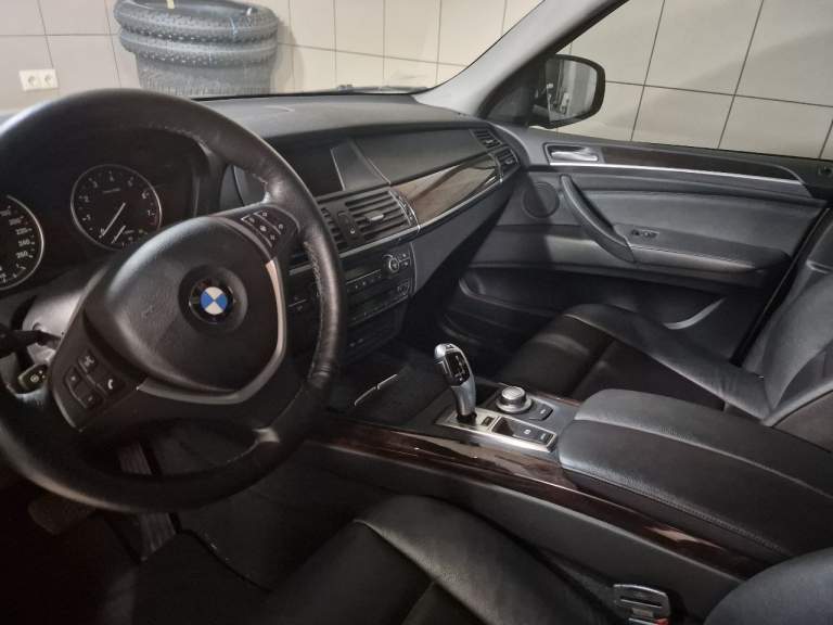 Продам бмв х5 е70 2009г пробег 26 000км. Двигатель бензиновый 3,0 si 272л. С. Состояние нового автомобиля. Покупался мною в донецке у официального дилера в 2009г. Только гаражное хранение, без подкрасов, в комплекте 2 ключа, документы с автосалона, сервисная книжка, зимняя резина на оригинальных дисках, комплектацию и дополнительное оборудование смотрите на фото. Учет рф. Авто находится в донецке. Любые проверки на вашем сто. 3 050 000р - фотография - 3